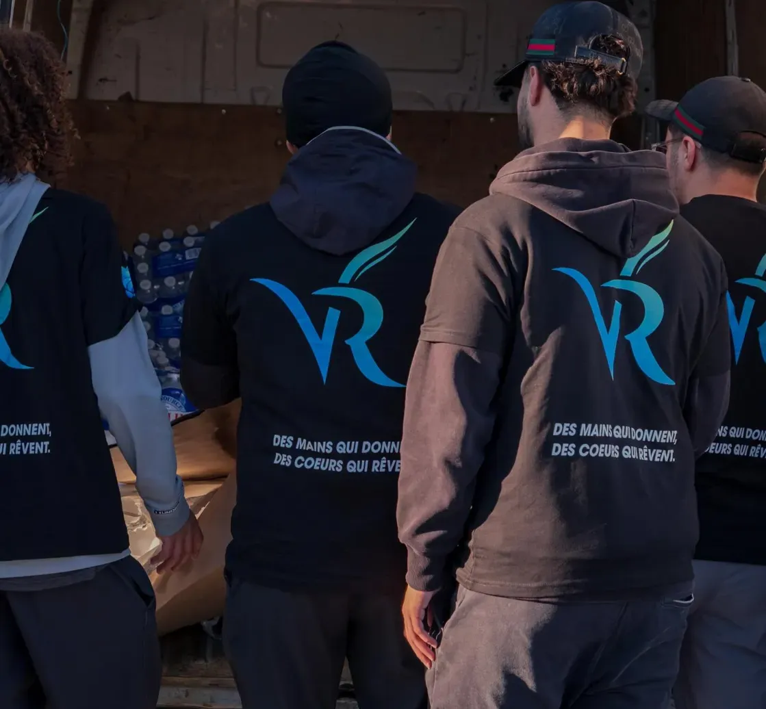 Les bénévoles de VivoRêve de dos, sweats siglés VR