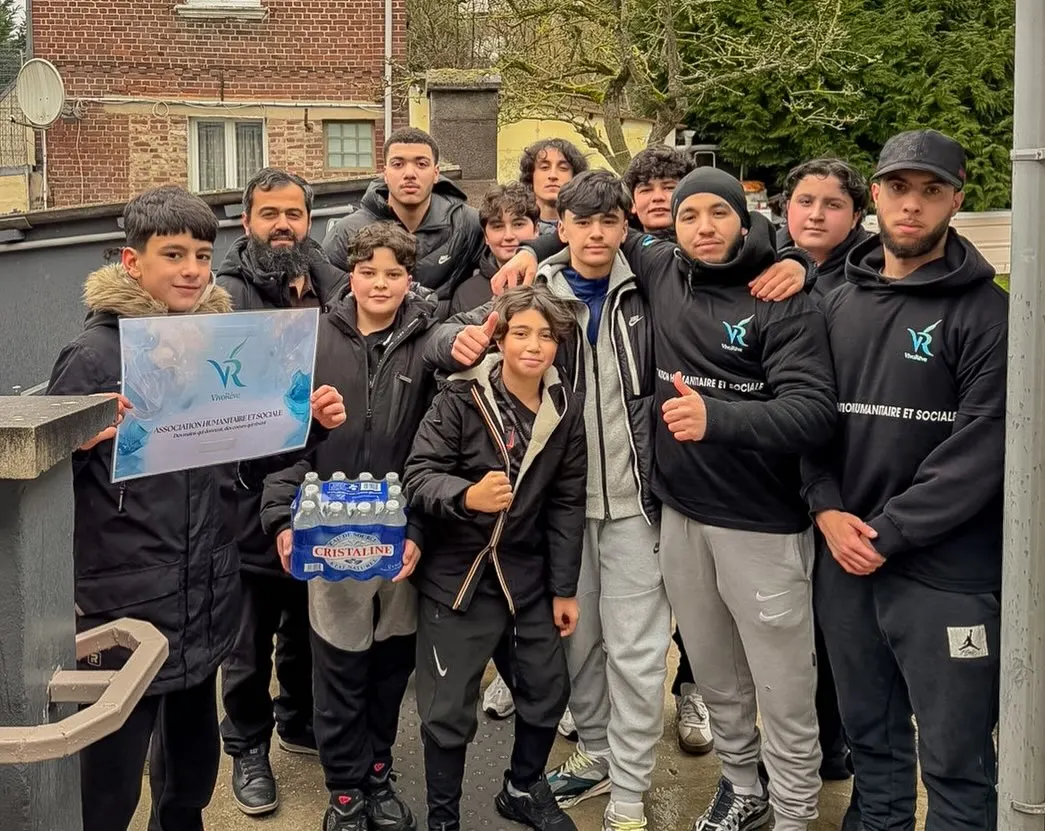 Les bénévoles de VivoRêve réunis devant un camion de bouteilles d’eau, quartier Saint-Jean