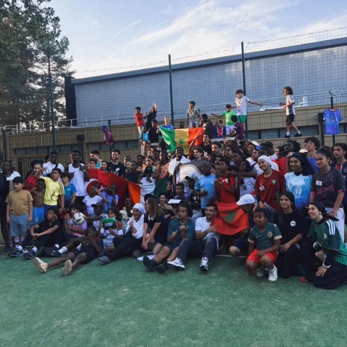 Les jeunes participants du Tournoi des Nations réunis sur un terrain